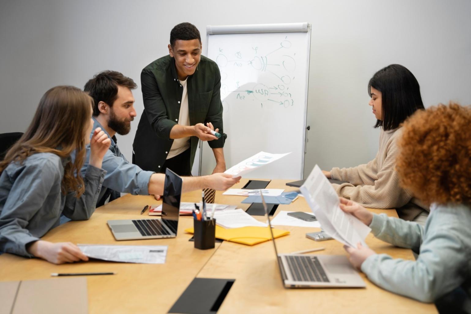 Equipo analizando datos financieros en sesión colaborativa